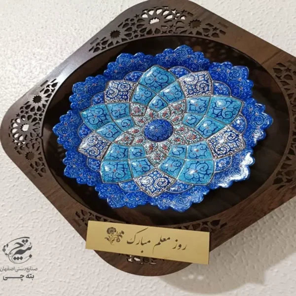 بشقاب میناکاری 20 سانتی همراه باقاب چوبی
