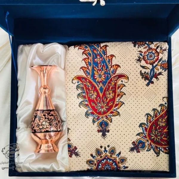 ست هدیه اداری گلدان مسی الماس تراش 20 و رومیزی قلمکاری