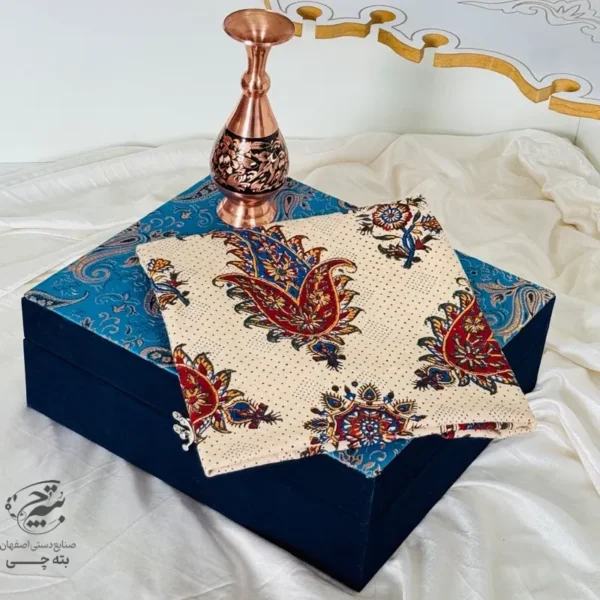 ست هدیه اداری گلدان مسی الماس تراش 20 و رومیزی قلمکاری