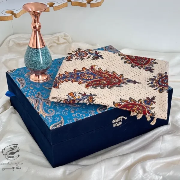 ست هدیه اداری گلدان مس و فیروزه 20 و رومیزی قلمکاری