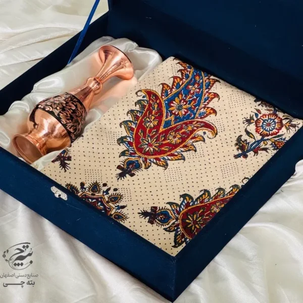 ست هدیه اداری گلدان مسی الماس تراش 20 و رومیزی قلمکاری