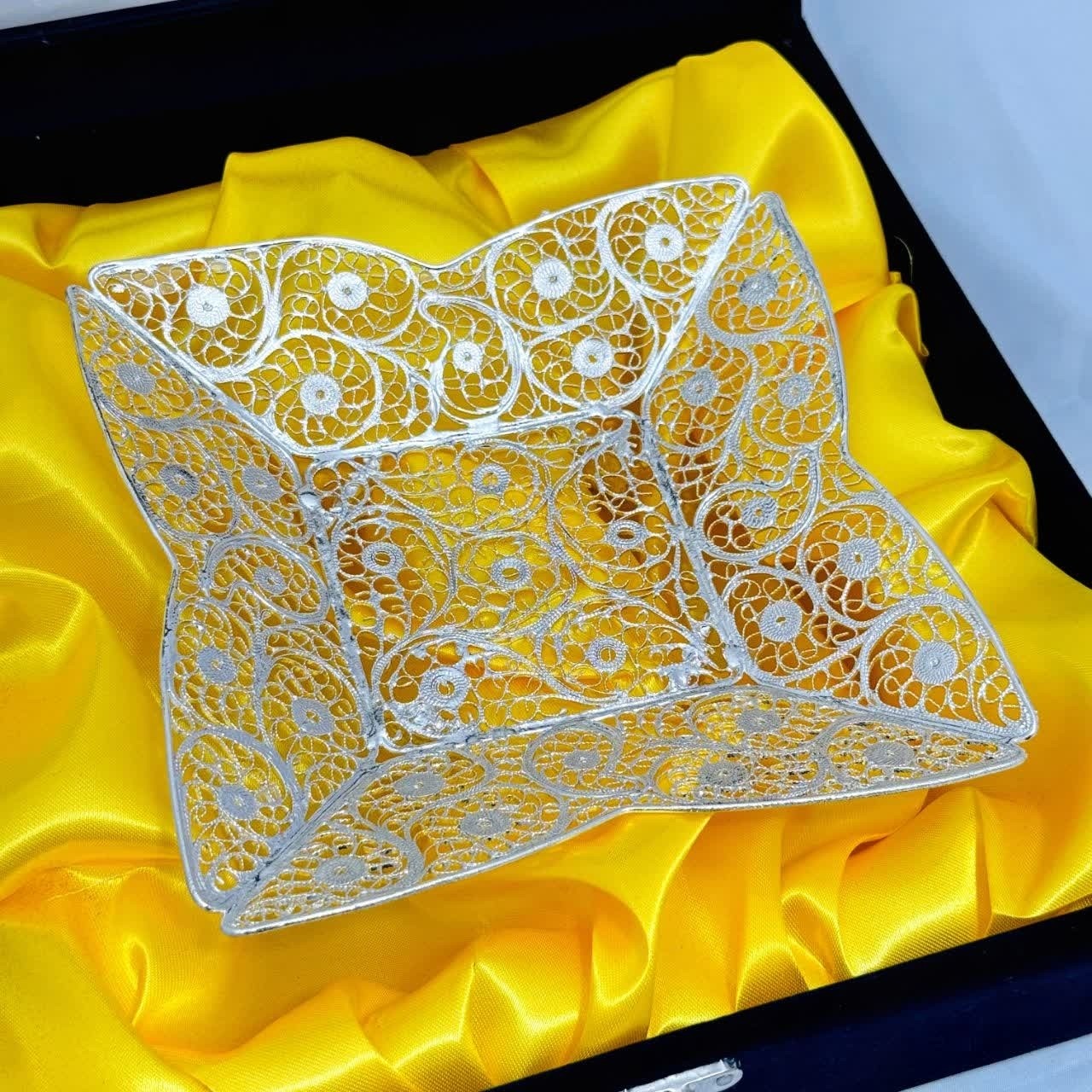 هدیه شیرینی خوری ملیله کاری نقره به همراه جعبه مخمل