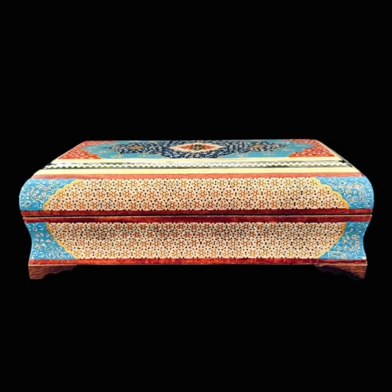 نمای زاویهدار جعبه خاتم تذهیب آبی و قرمز بوتچی