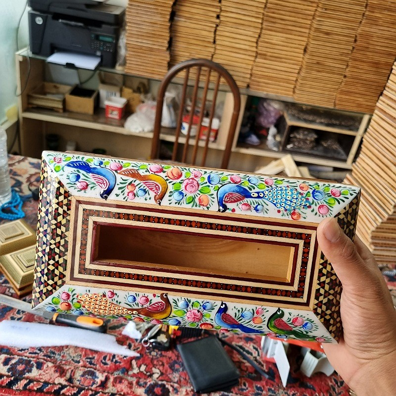 جعبه دستمال کاغذی خاتم کاری رو نقاشی