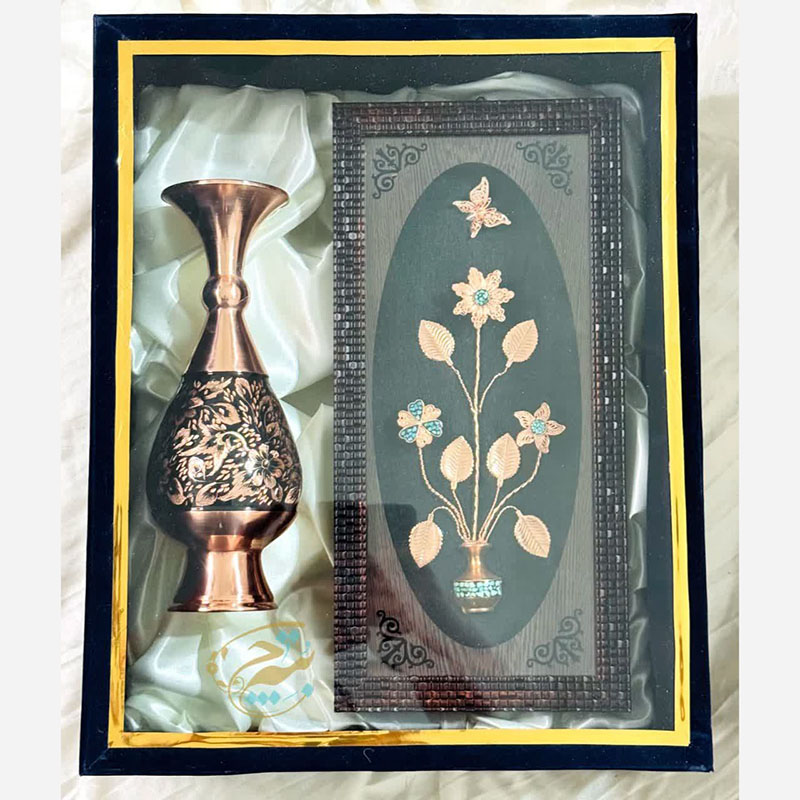 0qBJMbxAxpoCLtlrwDOLlj1icy3ibxGgnCDO5QmSuDsCHD2Msn.jpg ست هدیه اداری گلدان مسی الماس تراش و تابلو فیروزه کوبی - Image 1