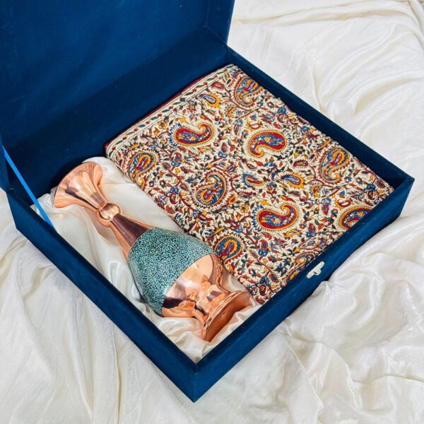 ست هدیه اداری گلدان مس و فیروزه 25 سانتی و رومیزی قلمکاری - Image 7
