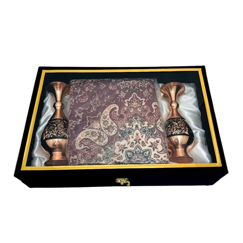 0xYcMkztAYTiIYTnH6YGsD4gTbkT8p04txXUnQf3a226m1XEKL.jpg ست هدیه اداری ترمه و گلدان مسی مدل الماس تراش - Image 1