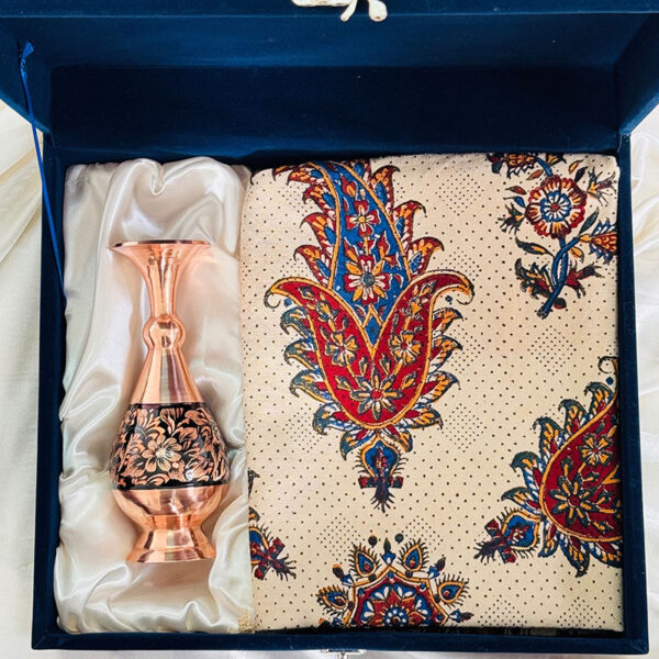 ست هدیه اداری گلدان مسی الماس تراش 20 و رومیزی قلمکاری - Image 3