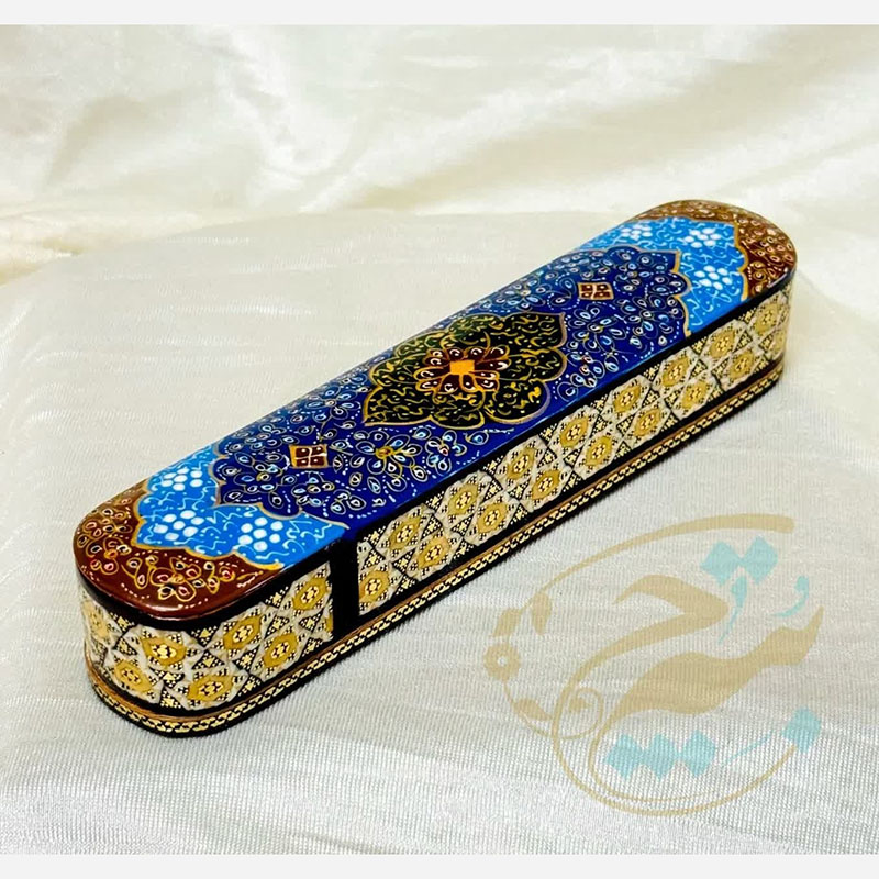 1kVZsFWzwmosXl6hUf6XlWZ72EwvWzJUySYoWjnouQN8FySBGo.jpg قلمدان خاتم کاری تذهیب کشویی لب گرد - Image 1