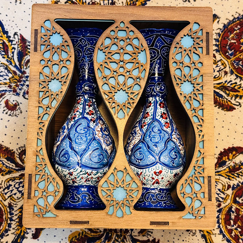 5DHYhr7afAWHDfrDltnJQDdZ0W6c4oygF5jpPxFXO4zEFTjhTt.jpg گلدان میناکاری شده 16 سانتی با جعبه سنتی - Image 1