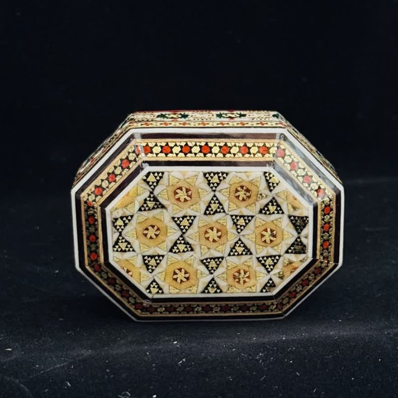 8Nqv0LrDgezRMLH9chn0lqKoH5pOuHQTBA5Fn6XlRAcVULhmaa.jpg جعبه جاسکه ای خاتم کاری چوبی طرح 8گوش - Image 1