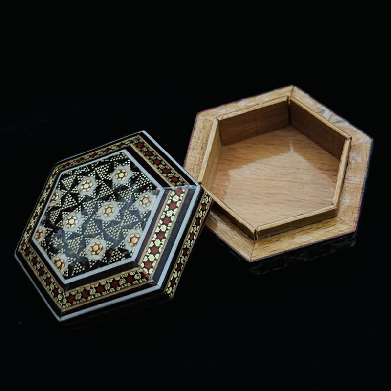 9oC7XOLMKBxAO1aYQplE2XyzECByIP0k2m6FtEBjuAmhoGsUUO.jpg خاتم کاری اعلاء (جعبه سکه شش گوش مشکی) - Image 1