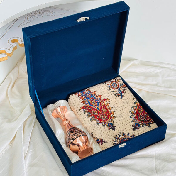 ست هدیه اداری گلدان مسی الماس تراش 20 و رومیزی قلمکاری - Image 4