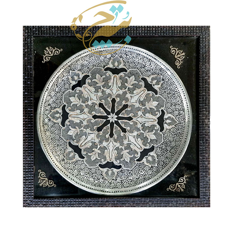 BnuZtI8EANrzGR1A037b9lQUIDeBd4ZPPotIzBNZXIngHStccV.jpg تابلو قلمزنی سینی مدل ریزه با قاب اعلا اصفهان قطر35 - Image 1