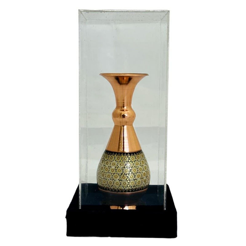 BtKadTGciOQVYE8OqAAC6LWpRXWH6nmQGLijVFl6zt4WYRgeUp.jpg گلدان مسی خاتم کاری 16 سانتی به همراه پلکسی - Image 1