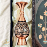 ست هدیه اداری گلدان مسی الماس تراش و تابلو فیروزه کوبی - Image 2