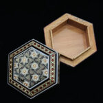 خاتم کاری اعلاء (جعبه سکه شش گوش مشکی) - Image 3