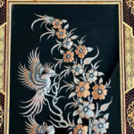 تابلو قلم زنی 50در80 عمودی اثر استاد جعفری با قاب خاتم کاری اعلا - Image 2