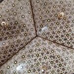 شکلات خوری خاتم کاری سه درب مدل پره وارو  طرح گلی شش ضلعی سایز 23در23 - Image 4