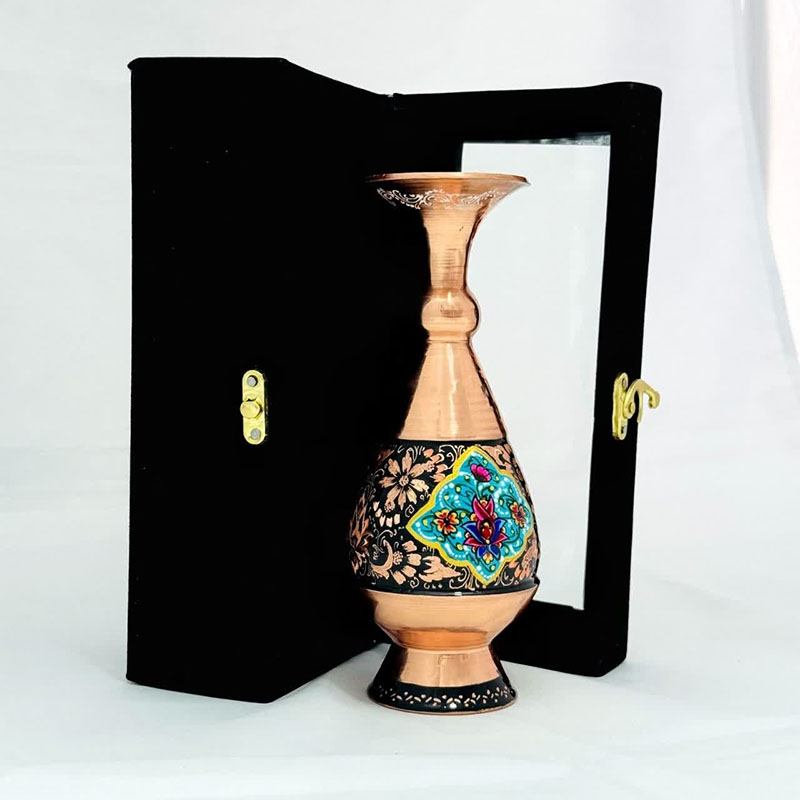 HhVBVBicXertZfp180aqvfURB6DOq6Xw2eu5vCptPZKWXVYcUf.jpg هدیه گلدان مسی الماس تراش 20 سانتی با جعبه مخمل - Image 1