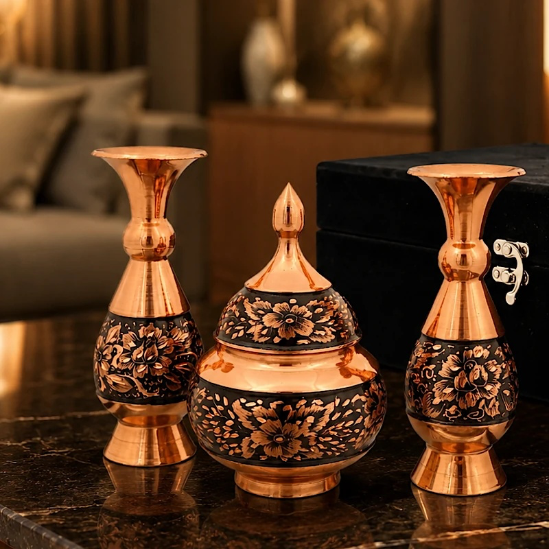 IMG_1864 قندان مسی الماس تراش به همراه دوعدد گلدان ۱۶ - Image 1