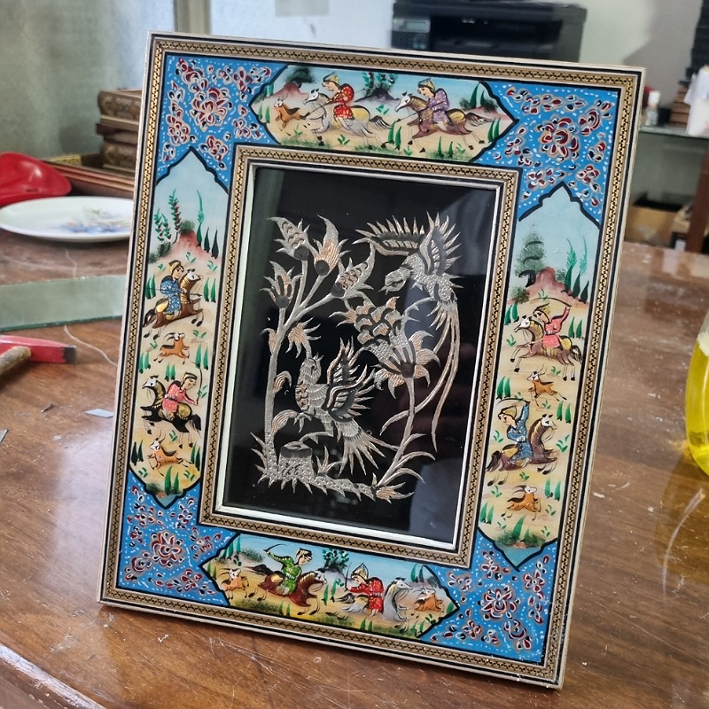 IMG_20260521_122940_800_x_800_pixel.jpg تابلو قلمزنی رومیزی مسی با قاب خاتم کاری چوگان - Image 1