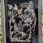 تابلو قلمزنی رومیزی مسی با قاب خاتم کاری چوگان - Image 3