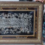 تابلو قلمزنی ان یکاد با قاب خاتم کاری ترنج  50در80 - Image 2