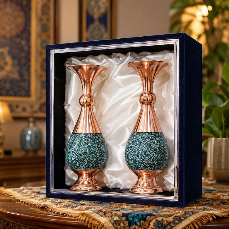 IMG_20260605_001032_800_x_800_pixel.jpg گلدان فیروزه کوبی مدل جفت ارتفاع 20 سانت با جعبه طلقی - Image 1