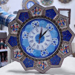 ساعت خاتم کاری با صفحه مینا کاری سایز 42 سانتی متری - Image 4