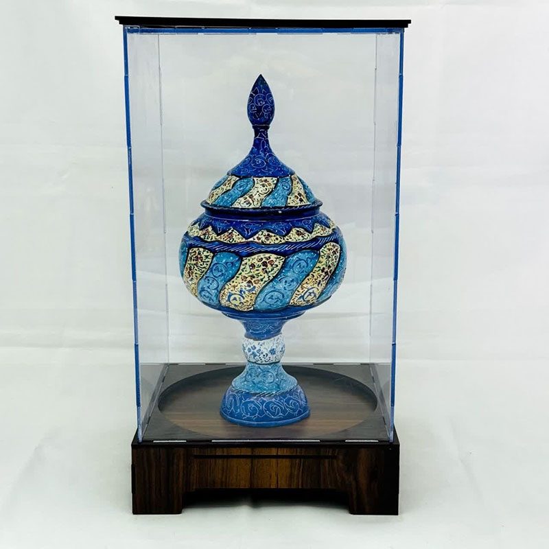 LFONsbWKInaVOmjkfLnTS8NswnJWmlTKNATDhOOHoHY3Mx4uaa.jpg شکلات خوری مسی میناکاری 27 سانتی به همراه پلکسی - Image 1