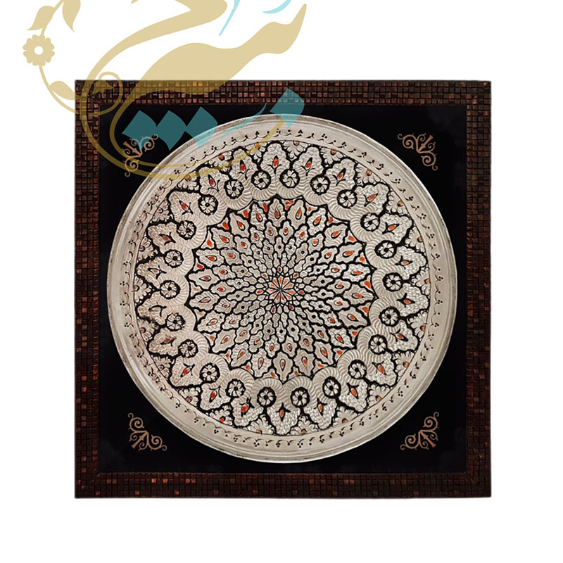 OIX2edLLuvflYrGn5WZVXWw3Vej0ajepVh5IvV1XfJ4BsoDx3q.jpg تابلو قلمزنی سینی مسی با قاب اعلا قطر35 - Image 1