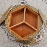 شکلات خوری خاتم کاری سه درب  طرح گلی شش ضلعی تو راش سایز 23در23 - Image 5