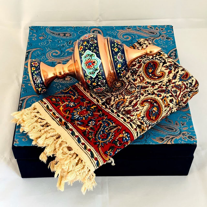 RLTgjbuyyD00lSyZpGObHyEC1mehNZiEsClNRQjVBADNNUMwlh-1.jpg ست هدیه ظروف مسی پرداز ارتفاع 25 با رومیزی قلمکاری - Image 1