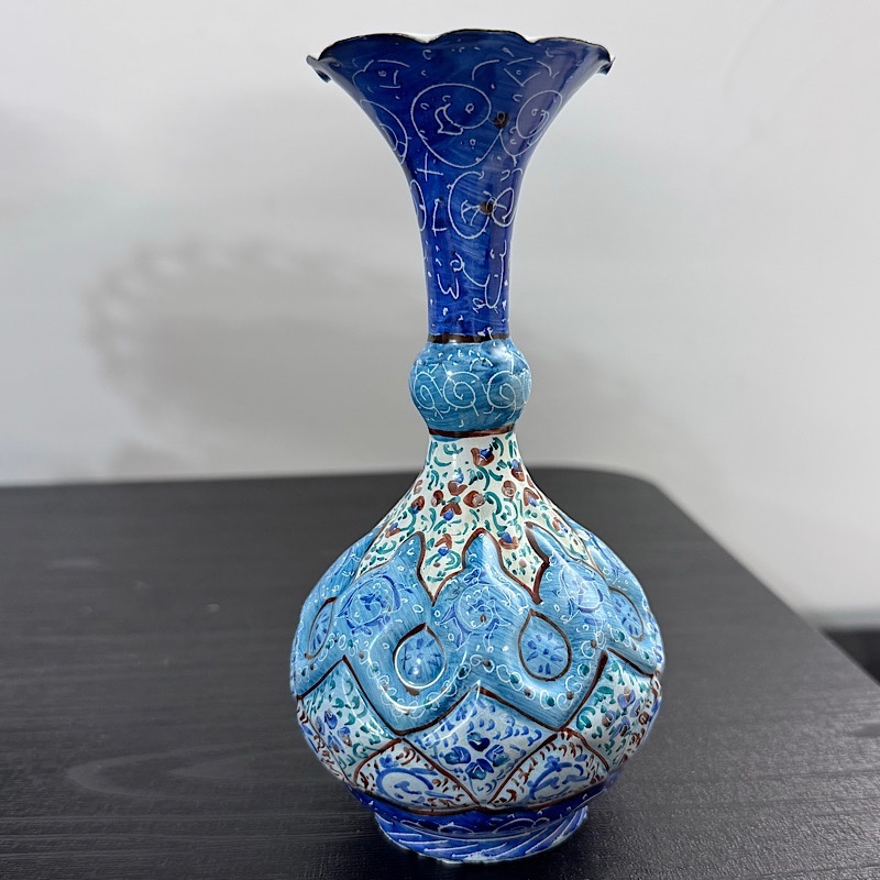 RVGTUJC91xYUp89F1rs0Ck2lLrbLrmsfztTSipAwuIIwdZutnX.jpg گلدان میناکاری فانتزی 18 سانتی تکی - Image 1