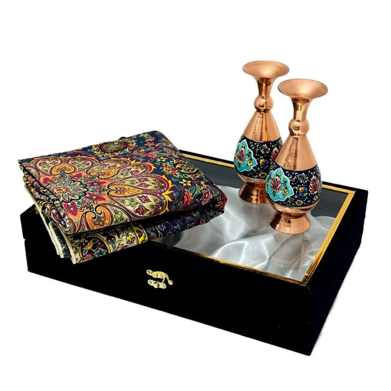 SJc3RpA3tVZiNPr4CzxUKQzrU5hmwEUx7RrmVoBrazziz0i5Wj.jpg ست هدیه ترمه و گلدان مسی مدل پرداز 20 با جعبه - Image 1