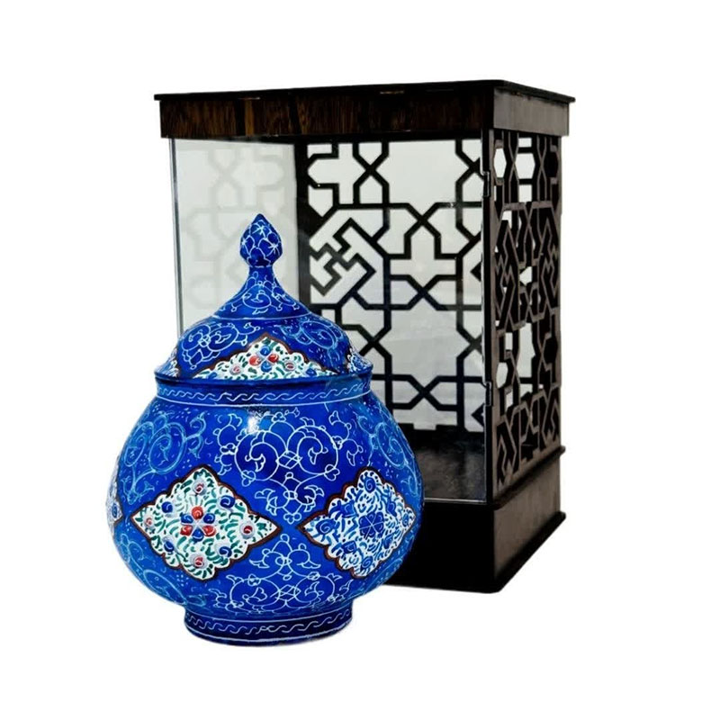 TS1C0B7FxWUKZkyOye4Zke0BjfYLXiMrpiGEDLO2TgJqOs9SbW.jpg قندان میناکاری مسی به همراه پلکسی مشبک - Image 1