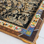 تابلو قلمزنی استادجعفری با قاب خاتم کاری چوگان ترنج 70در120 - Image 7