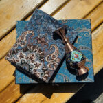 ست هدیه اداری ترمه و گلدان مسی پرداز 20 با جعبه قلمکاری - Image 5