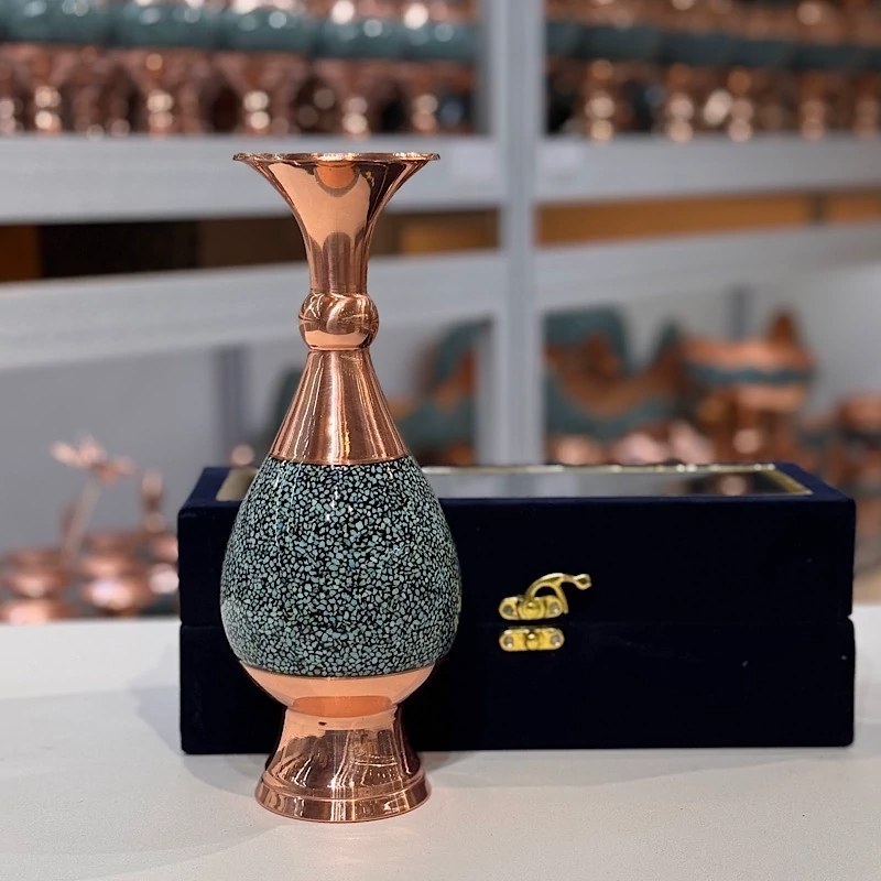 VIpa0HEE3LMKcqoEusEYFf0GA3hNVbKcJGC6TIzraNqieu6C7V.jpg گلدان فیروزه کوبی 30 سانتی به همراه جعبه مخمل - Image 1