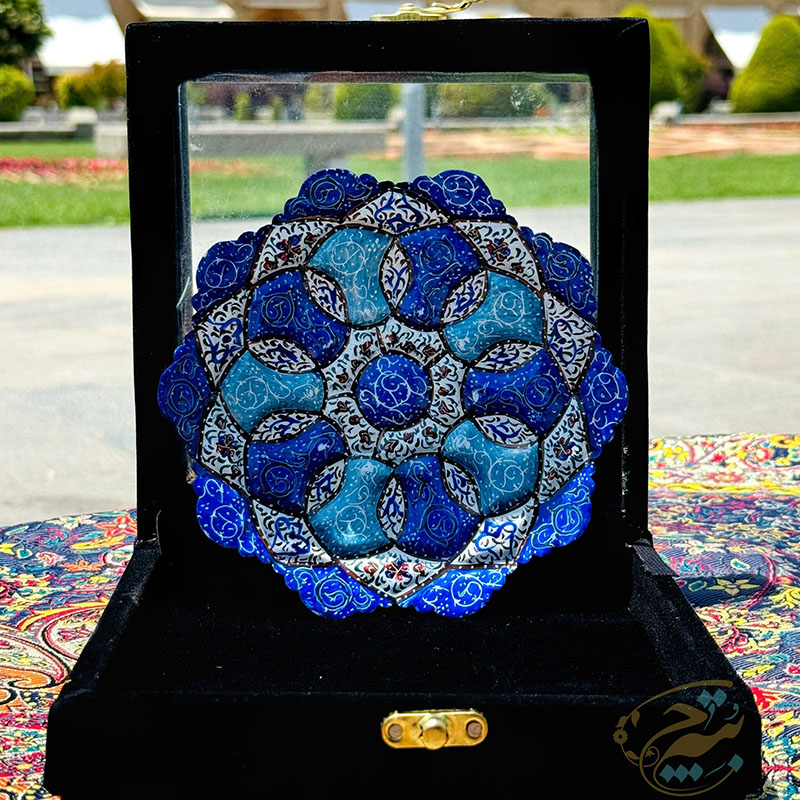 XZK6y3NGul7iBXDRK9yCXtf4p7xfHPhgygePmPdFzZrfz3zgVP.jpg بشقاب میناکاری 16 سانتی با جعبه هدیه مخمل - Image 1