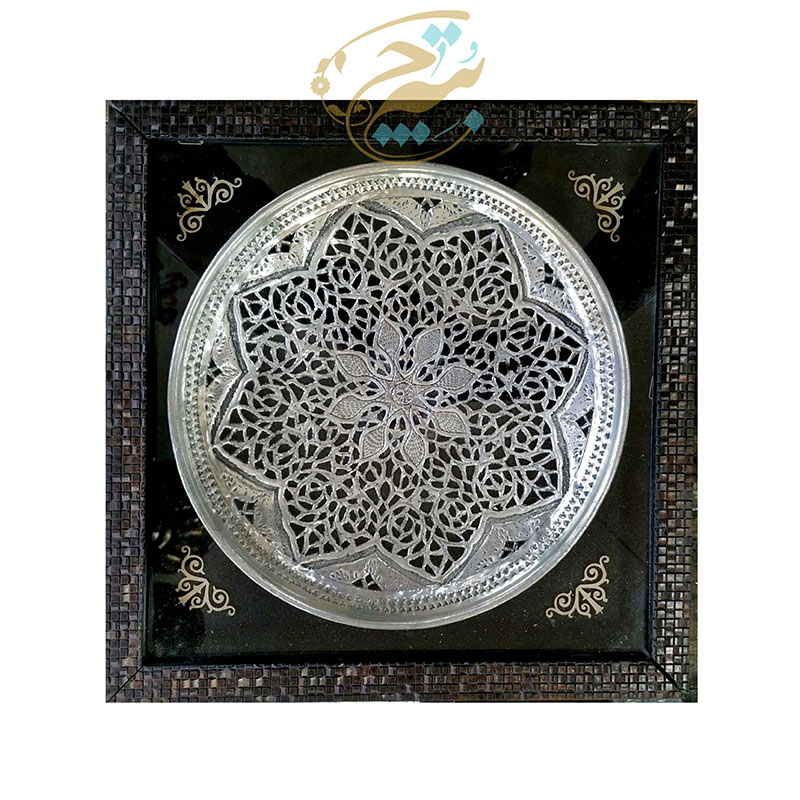 aJ33Yc6QsfWNckz9aFq8A4oaJXlwDcvjWTU4dGI7lus3x8bxP7.jpg تابلو قلمزنی شبکه بری سینی مسی با قاب 30سانتی - Image 1