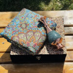 ست هدیه اداری ترمه و گلدان مس و فیروزه 20 با جعبه قلمکاری - Image 3