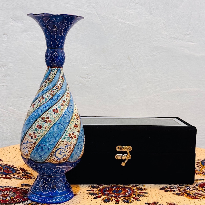cNUWgtnWNxDpUkKy0rlJuNL8UgCfObdI0vh7soeH4Br0amXISf.jpg گلدان 25 سانتی میناکاری روی مس با جعبه مخمل هدیه - Image 1