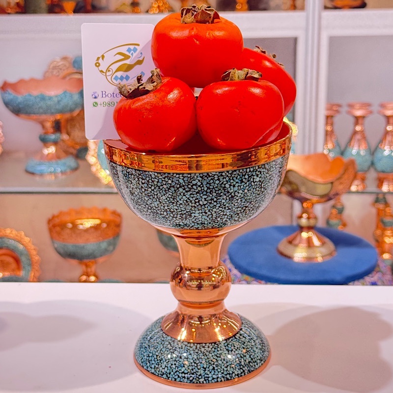 cYePgNBOUdBAcwRYYfGCUCCMvULWwQpGZoRf4VC1c99zD6bAvs.jpg سنگاب یا جام فیروزه کوبی مسی 24سانتی - Image 1
