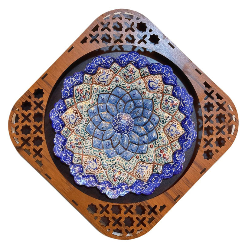 cmmJXEkLTSKLU5b1VUF6RcURmzon0oEV4T5LkFcURh04eiN4b2.jpg بشقاب میناکاری 20 سانتی همراه باقاب چوبی - Image 1