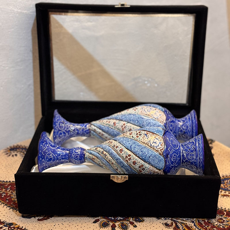 dejqV16K5BW15Si3ndevNhexT7NQEVWFQkWuXEgQoGM0TseukZ.jpg گلدان مینا کاری 25 سانتی جفتی با جعبه جیر - Image 1