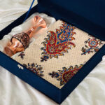 ست هدیه اداری گلدان مسی الماس تراش 20 و رومیزی قلمکاری - Image 7