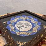 بشقاب میناکاری مسی  وان یکاد با قاب - Image 2