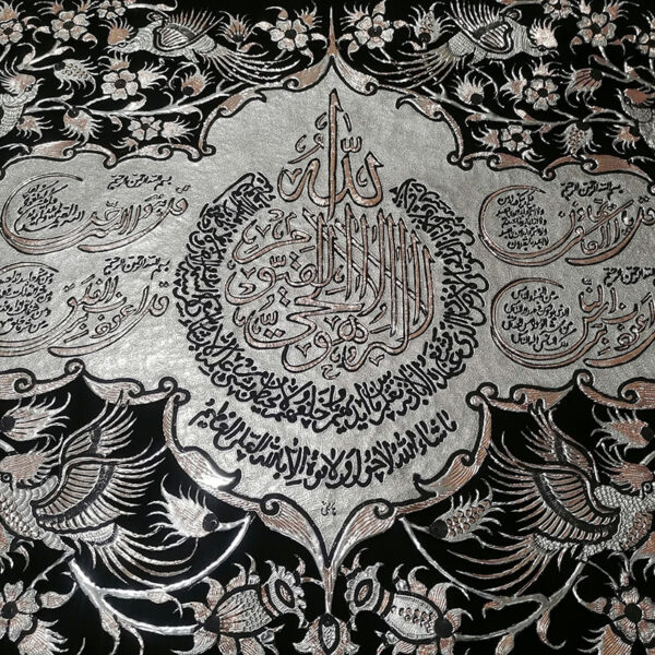 تابلو قلمزنی با قاب خاتم کاری صلیبی آیت الکرسی و چهارقل 70در90 - Image 4